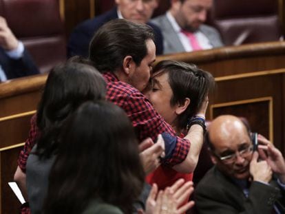 Pablo Iglesias besa a Marta Sibina Camps tras defender la proposici&oacute;n de Ley Org&aacute;nica sobre la eutanasia.