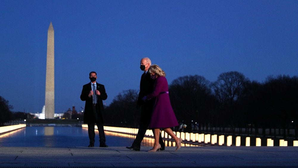 Biden rinde homenaje en Washington a las víctimas del coronavirus en la víspera de su investidura