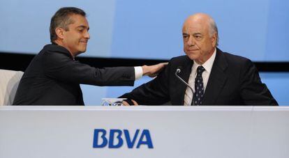 El consejero delegado de BBVA, Ángel Cano, habla con el presidente de la entidad, Francisco González.