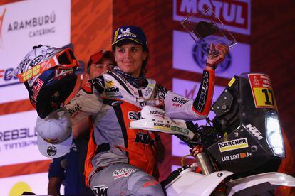 Laia Sanz, entonces piloto de KTM, en el podio de Lima (Perú) a la conclusión del rally Dakar 2019.