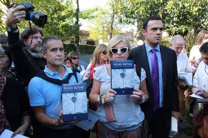 Consuelo Ordóñez, en el centro, junto a otros familiares de víctimas, el día que se celebró la Conferencia de Ayete, en octubre de 2011.