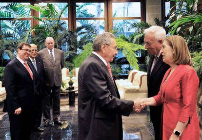 El presidente de Cuba Raúl Castro recibe a los ministros españoles José Manuel García Margallo y Ana Pastor en abril pasado.