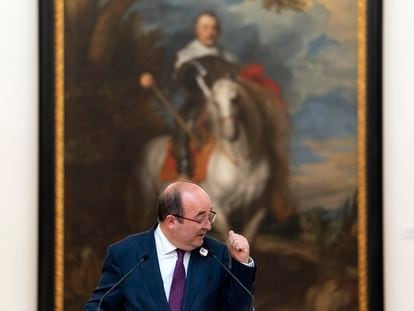 El ministro de Cultura, Miquel Iceta, este lunes en el Museo de Bellas Artes de Valencia, ante el cuadro de Anton Van Dyck 'Retrato ecuestre de Francisco de Moncada, marqués de Aytona'.