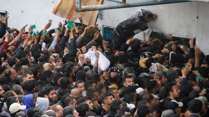 Los palestinos reciben ayuda humanitaria en Gaza.