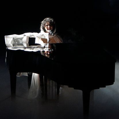 La cantante Alice Wonder, en el piano.