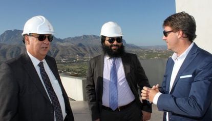El alcalde de Benidorm, Agust&iacute;n Navarro, con el inversor saud&iacute; Abdullah Saad Aldhowayan.
