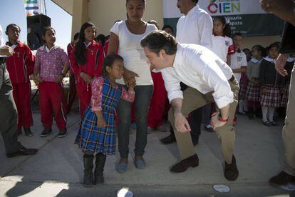 El secretario de Educación, Aurelio Nuño, en una visita a un colegio de Oaxaca.