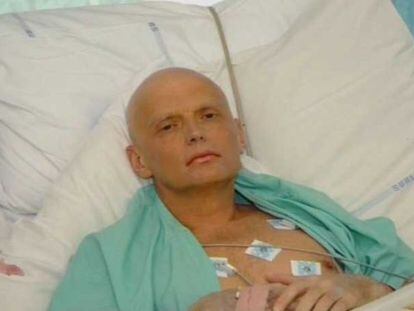 Alexander Litvinenko en la cama del hospital londinense donde falleci&oacute;.