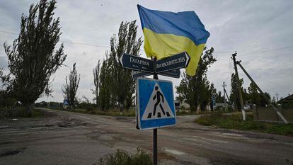 Una bandera ucrania ondea en una ciudad liberada de la provincia de Jersón.