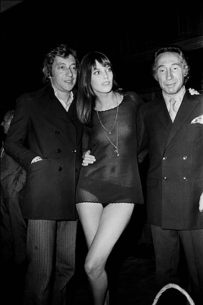 <p><strong>Cuándo.</strong> En el estreno de la película 'Slogan' (1969), la primera que rodaron juntos.</p> <p><strong>Por qué.</strong> El vestido transparente de Jane Birkin (23 años aquel día), apenas una túnica corta de gasa oscura que se ajustaba a su cuerpo y dejaba ver su braguita y su ausencia de sostén, fue uno de esos escándalos que el prestigio intelectual supo volver tolerable. Birkin, chica yeyé por excelencia, inglesa en un París que quería parecerse a Londres y musa de diseñadores de alta costura que preferían hacer 'prêt à porter', encarnó el espíritu de los tiempos con declaraciones de intenciones como esta. Mención especial para su cesta de paja (le había copiado la idea a Amanda Lear) que inspiraría el bolso Birkin de Hermès, y también para el 'look' de Serge Gainsbourg (41 años aquella jornada), que con su abrigo gastado, sus pantalones de vestir y su cuello descamisado daba la réplica bohemia al 'chic' sesentero de Birkin.</p>
