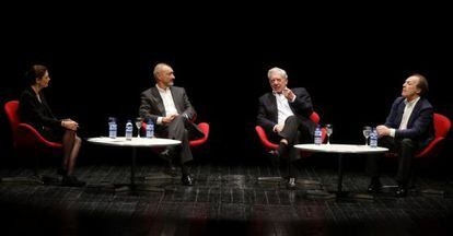 Desde la izquierda, Pilar Reyes, Arturo P&eacute;rez-Reverte, Mario Vargas Llosa y Javier Mar&iacute;as, en el escenario de los Teatros del Canal.
