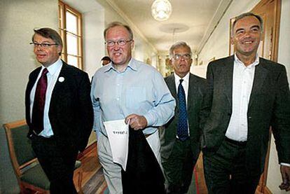 Göran Persson (centro), acompañado de los líderes conservador y cristianodemócrata, ayer en Estocolmo.