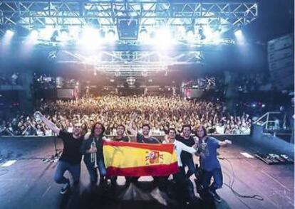 Foto de familia al final del concierto de Taburete en el barcelonés Razzmatazz en octubre de 2018 sosteniendo una rojigualda, tras lanzar varios vivas a España y llamar a Valtònyc pijo cagón.