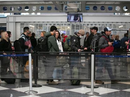 Pasajeros hacen cola este miércoles mientras esperan la reanudación de sus vuelos en el Aeropuerto Internacional O'Hare de Chicago, EE. UU.