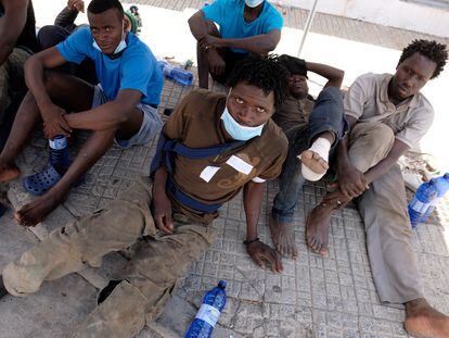 Un grupo de subsaharianos heridos descansan después de saltar la valla de Melilla, el pasado mes de agosto.