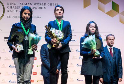 La iraní Sarasadat Khademalsharieh, a la izquierda, plata en relámpago, junto a la rusa Katerina Lagno (oro), la china Tingjie Lei (bronce) y el ruso Arkadi Dvorkóvich, presidente de la FIDE