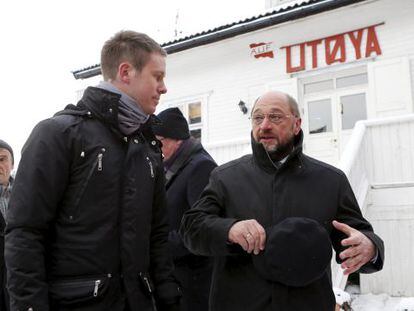 El presidente del Parlamento Europeo, Martin Schulz, visita la isla de Utoya un d&iacute;a despu&eacute;s de recoger el Nobel de la Paz para la UE en Oslo.  