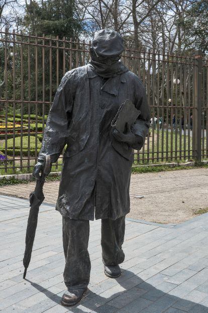 La escultura en homenaje del escritor Miguel Delibes, junto al el Campo Grande de Valladolid.