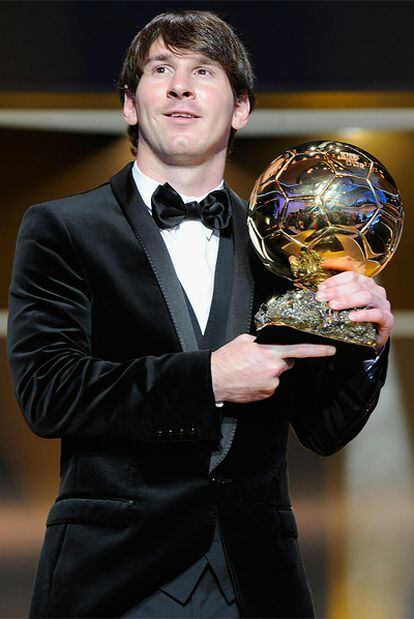 Leo Messi posa con el Balón de Oro 2010.