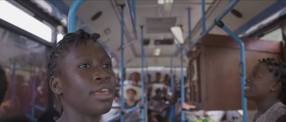 El autobús de las Misiones Salesianas en Freetown sale a recorrer las calles de la capital los viernes a las 16.00. Ese día no tienen que preocuparse por qué comer, el autobús las va recogiendo al cruzar la ciudad y antes de llegar a las afueras tienen montado una especie de "techito", dice Crisafulli. "Ahí nos encontramos cada viernes con 70, 80 o 90 niñas... La idea del autobús fue increíblemente afortunada, salir a buscarlas, no esperar a que vengan y enseñarlas y ayudarlas, convencerlas de que pueden tener otra vida que no sea la prostitución". En el autobús llevan todo lo necesario para hacerles la prueba del sida, y orientarlas si sale positiva; desde ahí se promueven talleres de educación sexual, higiene, violencia de género... "Una vez que son conscientes, es más fácil sacarlas de ahí, ayudarlas".