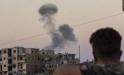 Una humareda sale de un edificio de Raqa tras un ataque de EE UU en agosto.