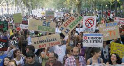 Asistentes a una manifestación coreando consignas contra los bancos, la globalización y los políticos. EFE/Archivo