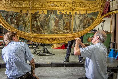 A moment of the restoration of the Golden Carriage.