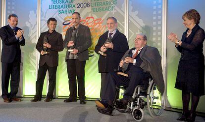 Juan José Ibarretxe (i) aplaude, junto a la consejera de Cultura del Gobierno Vasco, Miren Azkarate (d), a los premiados con el Premio de Literatura Euskadi. De izquierda a derecha: Jokin Muñoz, Peio Añorga, Josu Zabaleta y Manu Leguineche, durante el acto que se ha celebrado en la sede de la presidencia del Gobierno Vasco, noviembre de 2008.