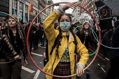 Miles de 'rebeldes' marchan por Oxford Street, una de las calles comerciales de la capital británica. Entre los participantes se incluyen grupos de artistas callejeros. Londres, 12 de octubre de 2019.