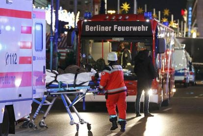 Una ambulancia traslada a un herido del mercadillo navideño de Berlín.