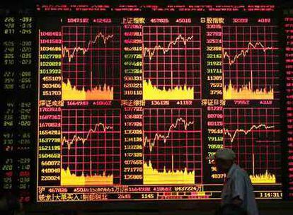 Panel electrónico de cotizaciones de la Bolsa de Shanghai.