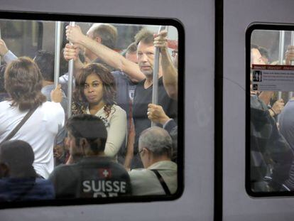 Passatgers de la línia 1 del metro viatjant a primera hora en el cinquè dilluns de vaga.