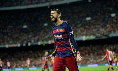 Piqué protesta al juez de línea en la Supercopa antes de ser expulsado.