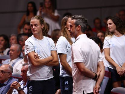 Irene Paredes y Jorge Vilda, durante la recepción de la selección española sub-20 que ganó el campeonato mundial, en agosto de 2022.