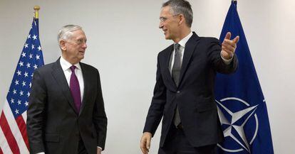 Stoltenberg recibe a Mattis a su llegada a la OTAN.