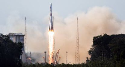 Despegue del cohete Soyuz que transporta los dos satélites.