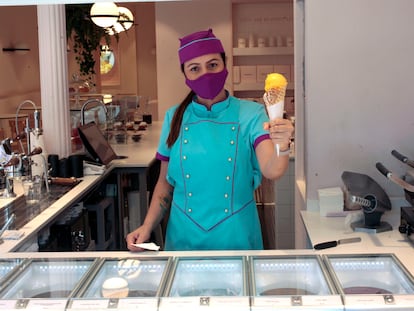 El nuevo helado de dos bolas de Maison Glacée es de Carmelo Circa con flor de sal y mango y jerez.