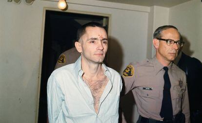 Llegada al tribunal de Charles Manson, en 1971, con una esvástica en la frente.