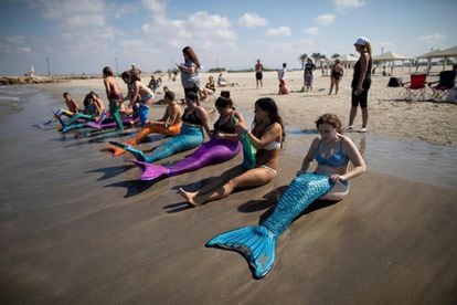 Miembros de la comunidad de "sirenas" israelí durante un encuentro organizado por el grupo en la Virgin Beach de Kiryat Yam (Israel). Cientos de jóvenes israelíes se reúnen de manera frecuente en la playa para nadar vestidos como sirenas. 