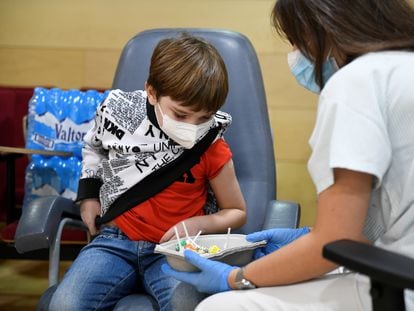 Una enfermera ofrece caramelos a un niño tras administrarle la vacuna contra la covid el pasado jueves en Madrid.