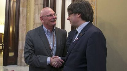 El presidente Carles Puigdemont con el delegado del Mobile World Congress, John Hoffman.