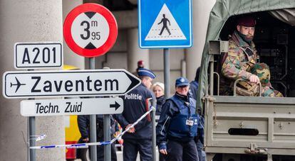 La polic&iacute;a y el Ej&eacute;rcito belgas vigilan las inmediaciones del aeropuerto bruselense de Zaventem. 