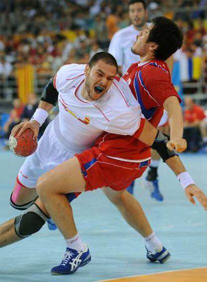 Carlos Prieto (izquierda) forcejea con el surcoreano Jung-geu Park durante el partido de ayer.