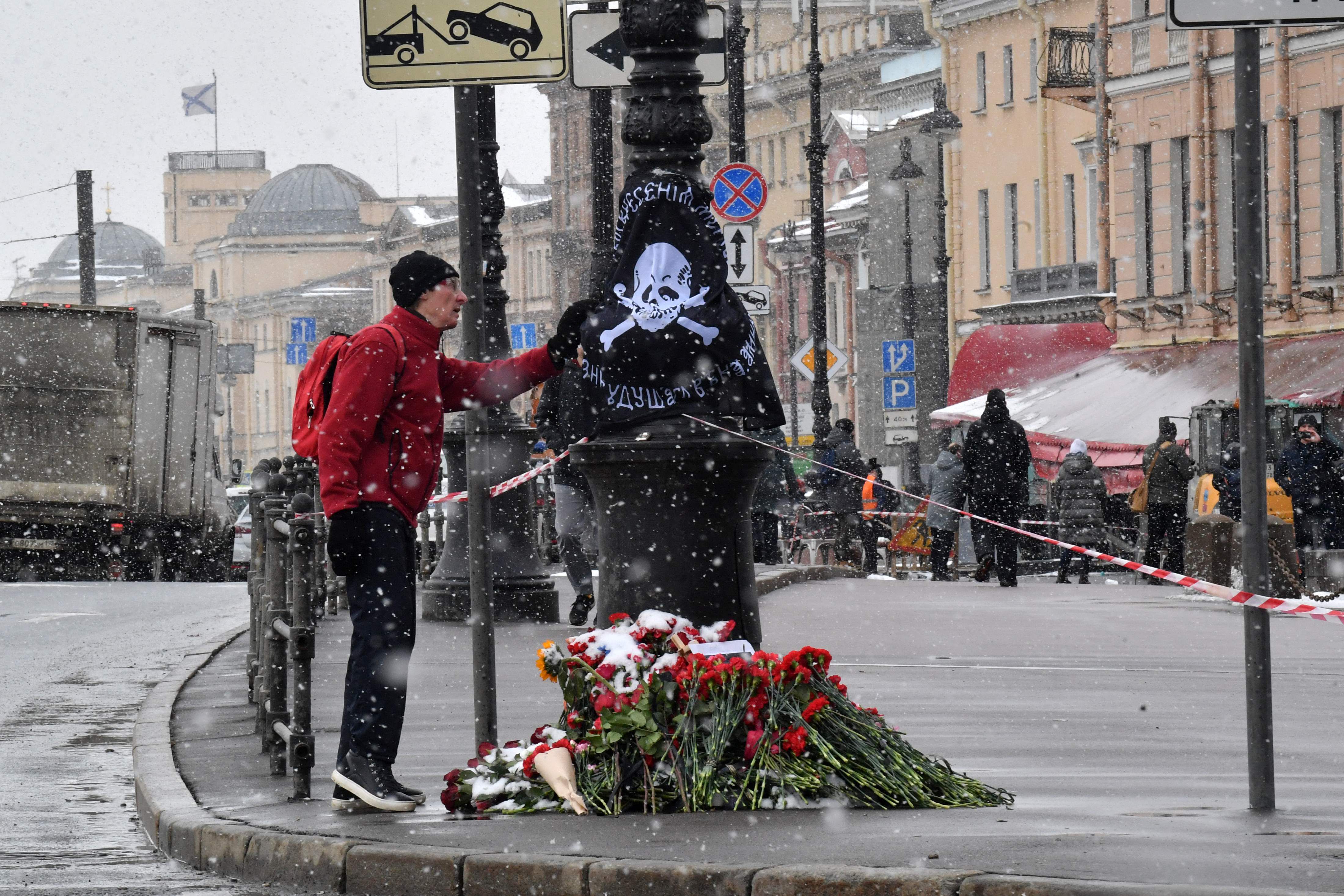 Un memorial instalado en San Petersburgo en homenaje al bloguero Vladlen Tatarski, asesinado en lo que Rusia califica de atentado terrorista.