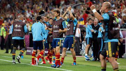 El banquillo de la selección celebra el primer gol de Xabi Alonso ante Francia.