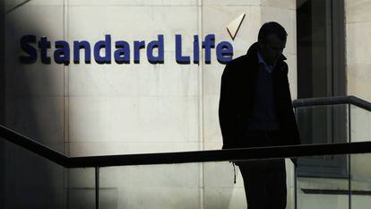 Un trabajador de Standard Life en la sede del grupo inversor