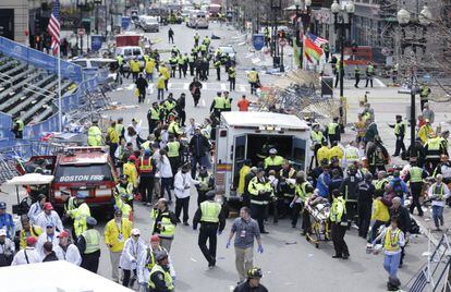 Los equipos de asistencia m&eacute;dica se despliegan en las inmediaciones de la meta del marat&oacute;n de Boston para atender a las victimas.