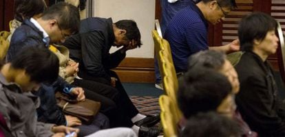 Familiares de pasajeros del vuelo MH370 a la espera de información sobre la búsqueda de restos del avión.