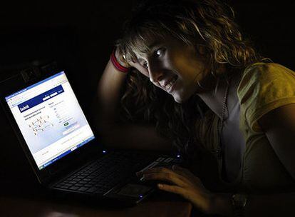 Una usuaria de la red social Facebook, ante la pantalla de su ordenador portátil.