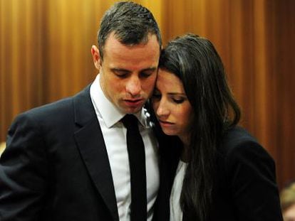 Oscar Pistorius abraza a su hermana Aimee en el Tribunal en Pretoria.